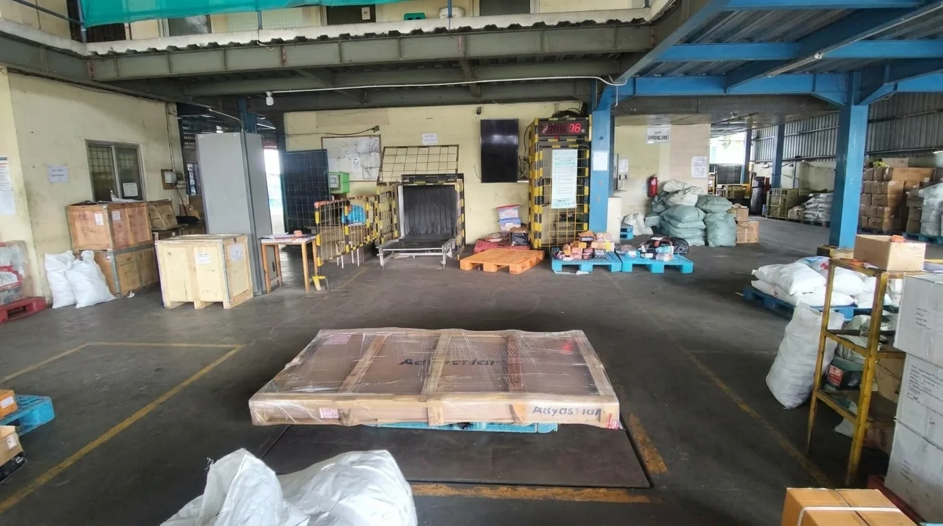 Kargo dalam perjalanan menuju Line 1 di area distribusi.